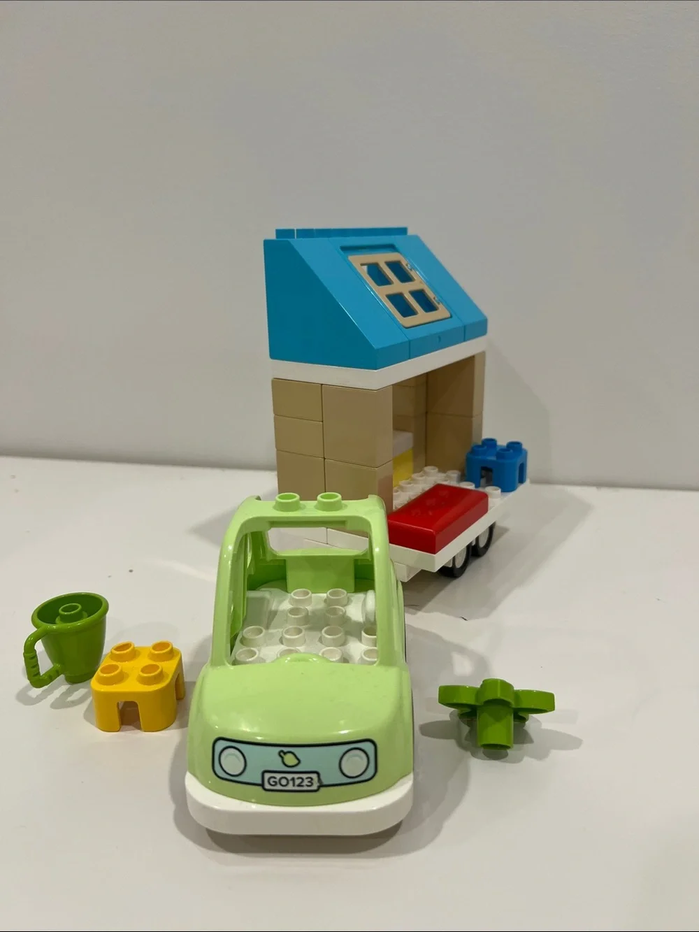 LEGO DUPLO Family House on wheels with 2 figures car - toddler toy - Picture 4 of 4
